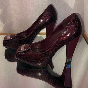 BCBG Girls size 9 Butgundy Snakeskin print heels
